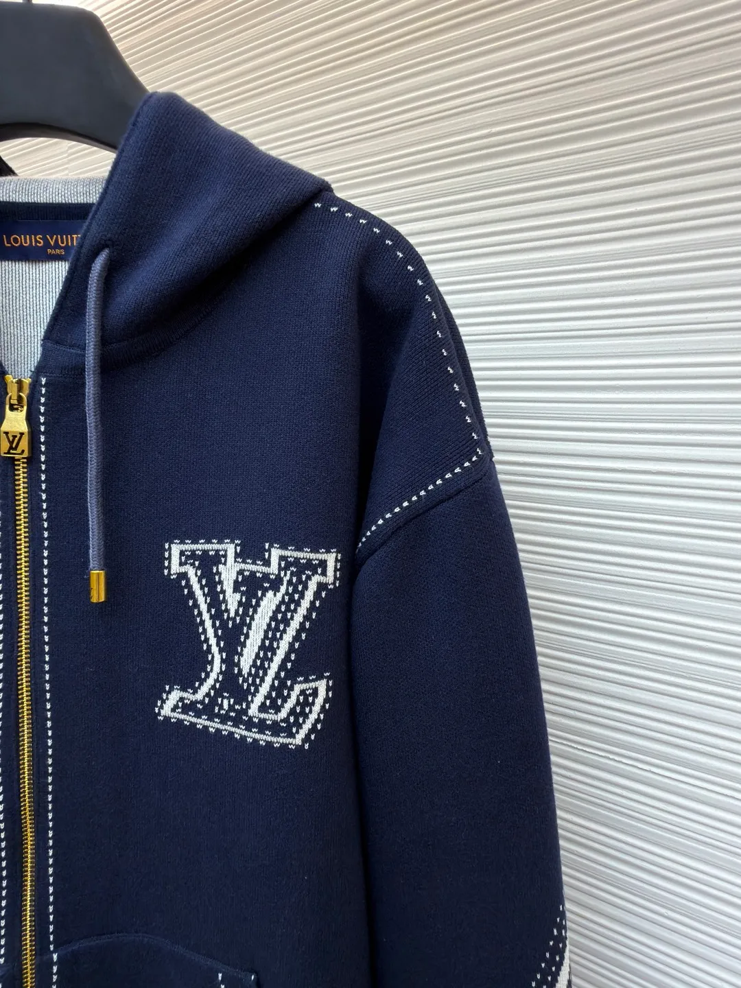 LOUIS VUITTON four-leaf clover zipper jacket ●Authentic product: purchased and developed by 17459 ●Item number: 1681002-C10 ●Fabric: combed siro spinning ●Technology: knitting ●Version: fitted version ●Weight: about 1070 grams ●Size: S-M-L-XL ●Description: The fabric is made of 60-count double-strand combed siro spun yarn, which is twisted into one strand from 3 yarns, and is fixed-dyed in beige gray. Imported 1 4 knitting machines are used. A variety of local jacquard techniques plus an extremely complex double-sided middle plating technique can make the pattern convex and increase the thickness. Fine 16-needle sewing plate plus flat turning technology. The whole piece is washed with soft water. Same style for men and women!